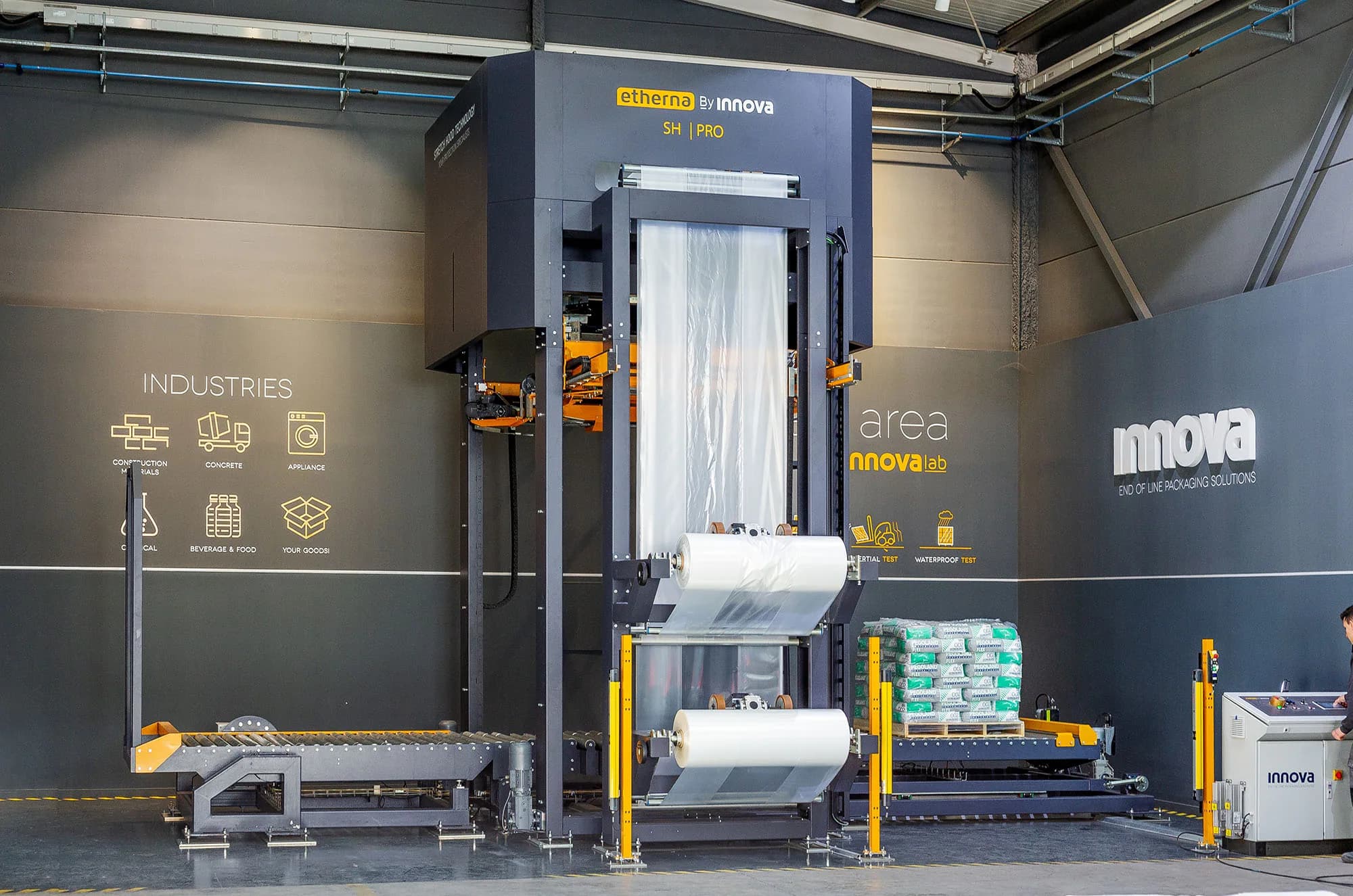 Stretch Hood mašina u Innova laboratoriji — detalj glave za navlačenje